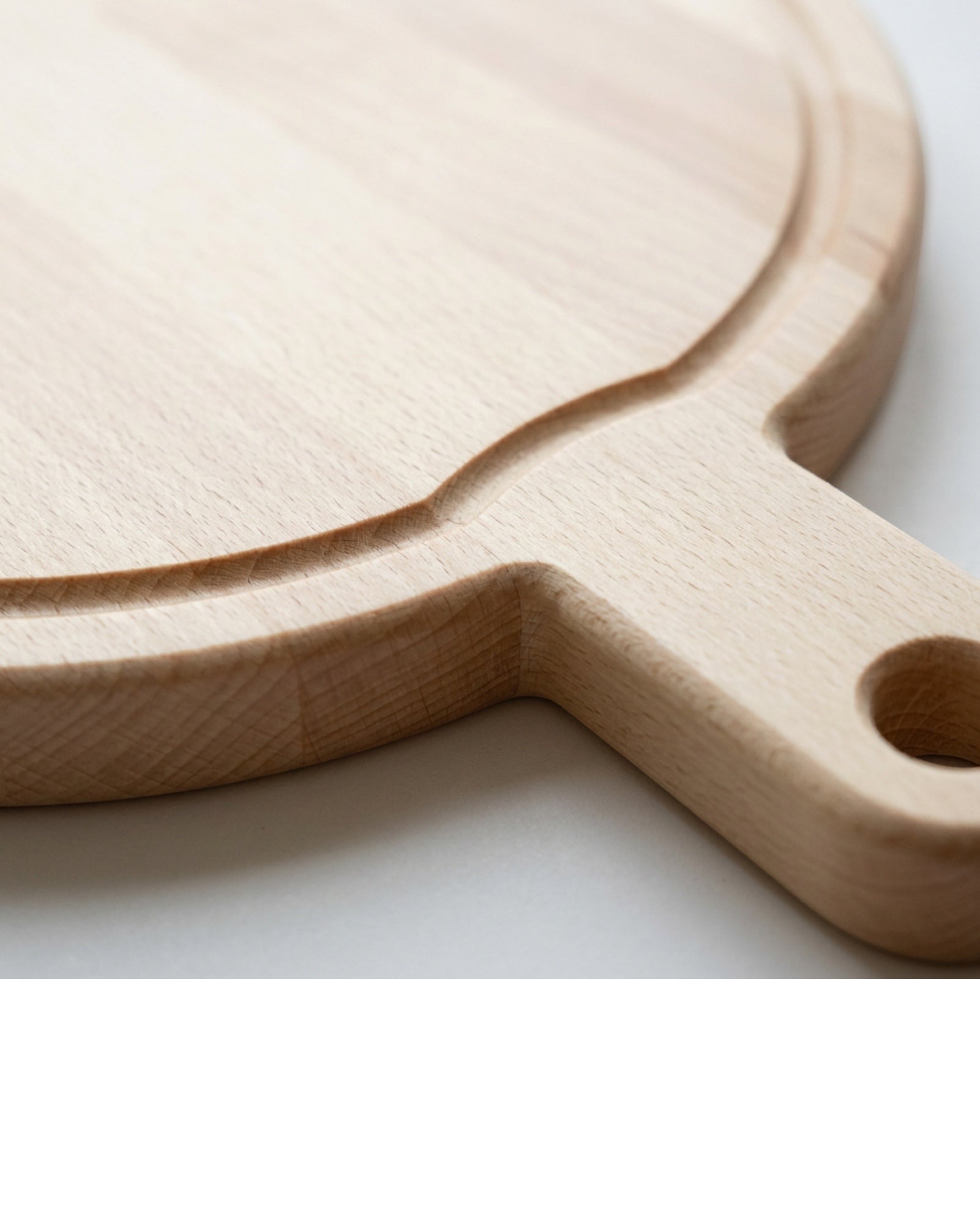 Rawer Round Beech Paddle Cutting Board 38 cm - Detail view